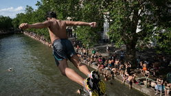 Popular city bans public alcohol amid heat wave as people take risks to cool down Schools Australia